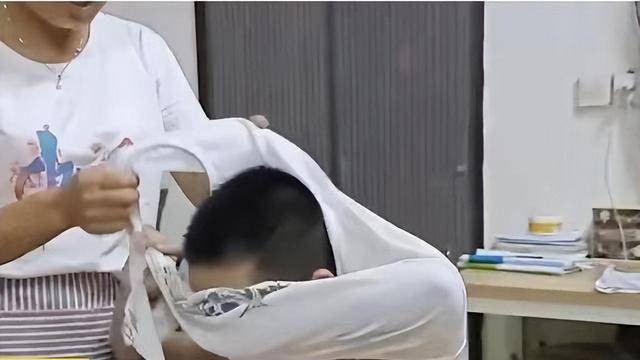 Thấy con trai đi học về quần áo rách tả tơi, biết được nguyên nhân bố mẹ cười chảy nước mắt-1