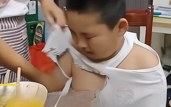 Thấy con trai đi học về quần áo rách tả tơi, biết được nguyên nhân bố mẹ cười chảy nước mắt-2