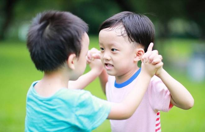 Thấy con trai đi học về quần áo rách tả tơi, biết được nguyên nhân bố mẹ cười chảy nước mắt-5