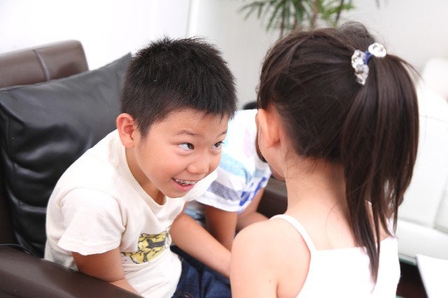 Thấy con trai đi học về quần áo rách tả tơi, biết được nguyên nhân bố mẹ cười chảy nước mắt-7