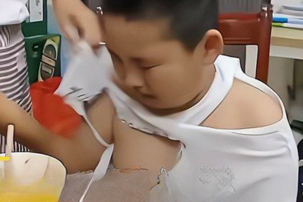 Thấy con trai đi học về quần áo rách tả tơi, biết được nguyên nhân bố mẹ