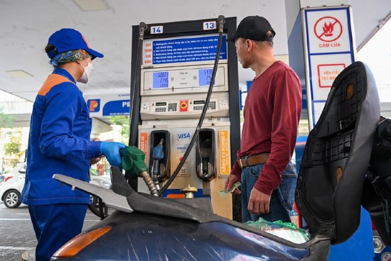 Giá xăng dầu giảm, dầu diesel rẻ hơn 1.000 đồng/lít