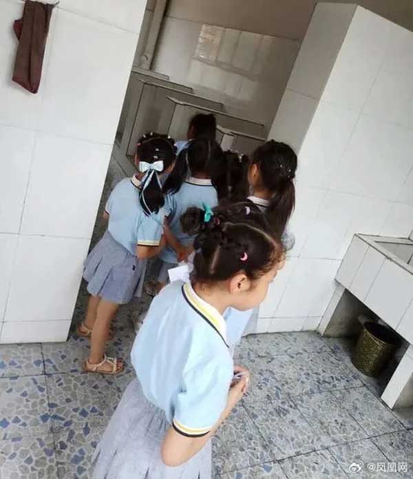 Bị cấm chơi đùa giờ giải lao, học sinh nhiều trường Trung Quốc giải trí ở toilet-1