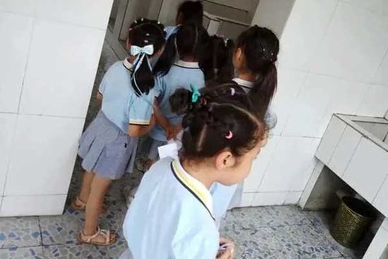 Bị cấm chơi đùa giờ giải lao, học sinh nhiều trường Trung Quốc giải trí ở toilet