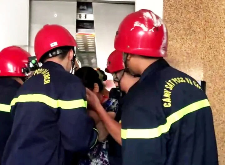 Cảnh sát phá cửa thang máy, cứu 9 người bị mắc kẹt-2