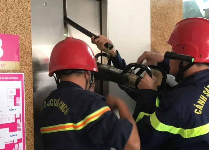 Cảnh sát phá cửa thang máy, cứu 9 người bị mắc kẹt-1