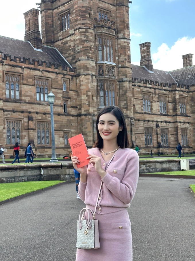 Hoa hậu Ý Nhi khoe nhan sắc khi lộ diện ở Úc, bất ngờ nhắc đến Mai Phương vì 1 lý do-5