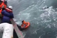 CLIP: Căng thẳng cứu nạn 2 người trôi dạt trên biển
