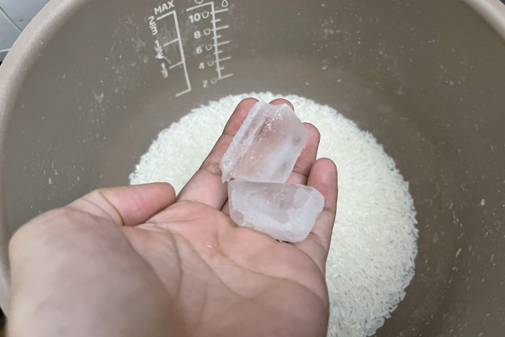 Bỏ 2 viên đá lạnh vào nồi cơm: Ai cũng ngạc nhiên về kết quả-1