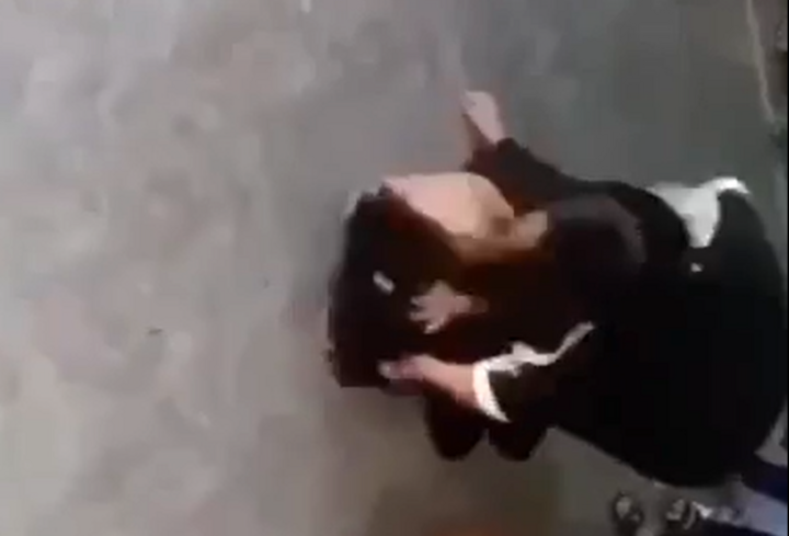 Nữ sinh lớp 7 ở Nghệ An bị bạn đánh đập, lột áo-1