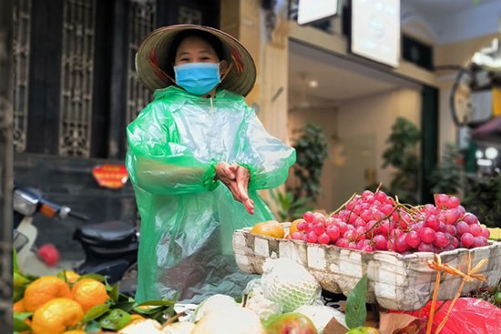Nhọc nhằn những người phụ nữ mưu sinh dưới thời tiết lạnh giá