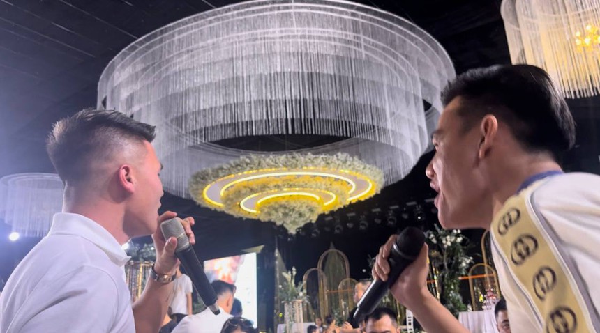 Quang Hải hát tặng Đoàn Văn Hậu - Doãn Hải My, Hồ Tấn Tài làm DJ ở đám cưới-1