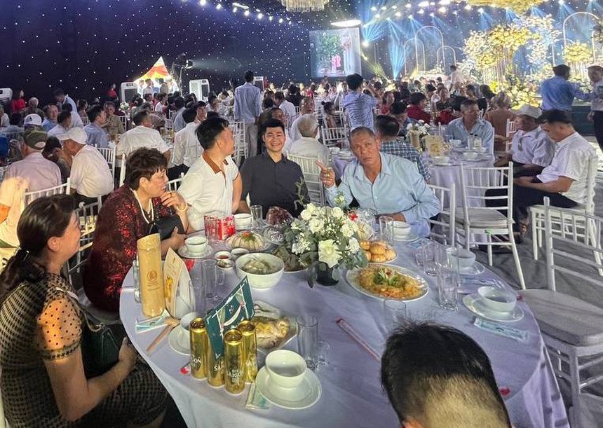 Bố vợ doanh nhân yêu chiều Đoàn Văn Hậu: Gả con gái còn gửi tặng quà ngay trước ngày cưới-2