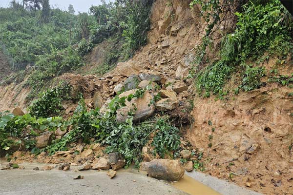 Hãi hùng cảnh nhiều tảng đá khổng lồ lăn từ trên núi xuống đường, đè trúng ô tô-1