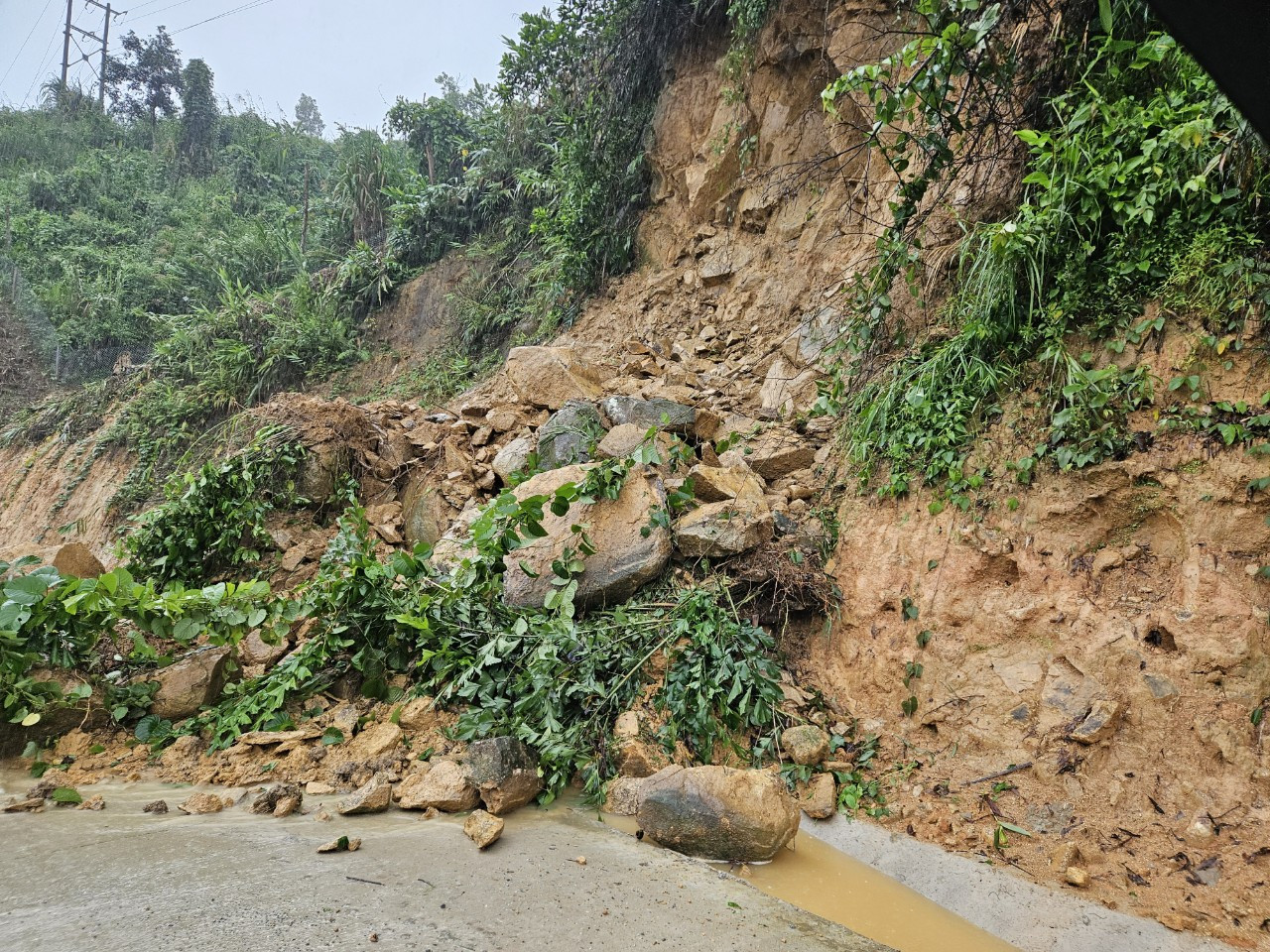 Mưa lớn gây ngập nặng, sạt lở đất ở Quảng Nam, Quảng Ngãi-1