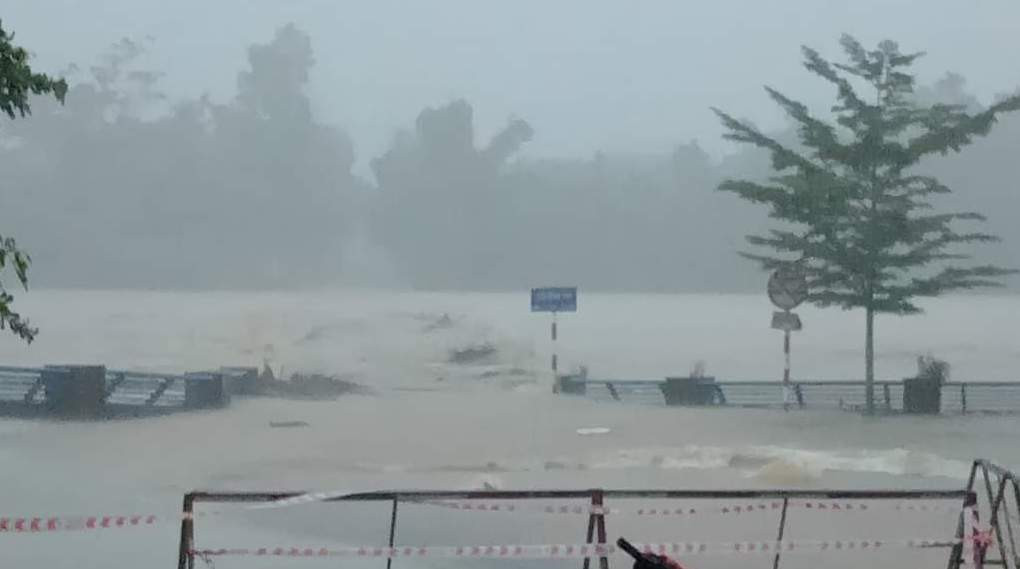 Mưa lớn gây ngập nặng, sạt lở đất ở Quảng Nam, Quảng Ngãi-3