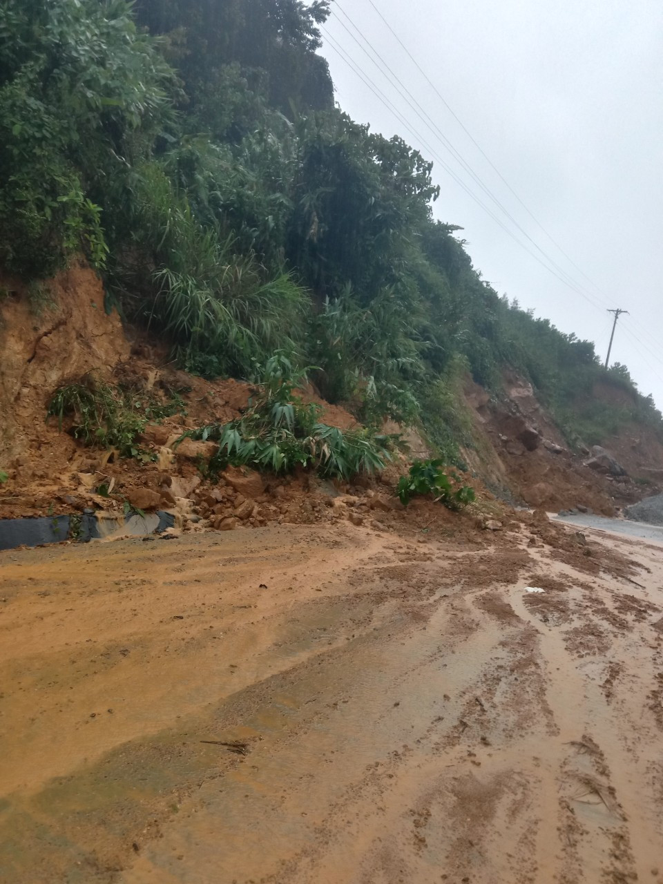 Mưa lớn gây ngập nặng, sạt lở đất ở Quảng Nam, Quảng Ngãi-2