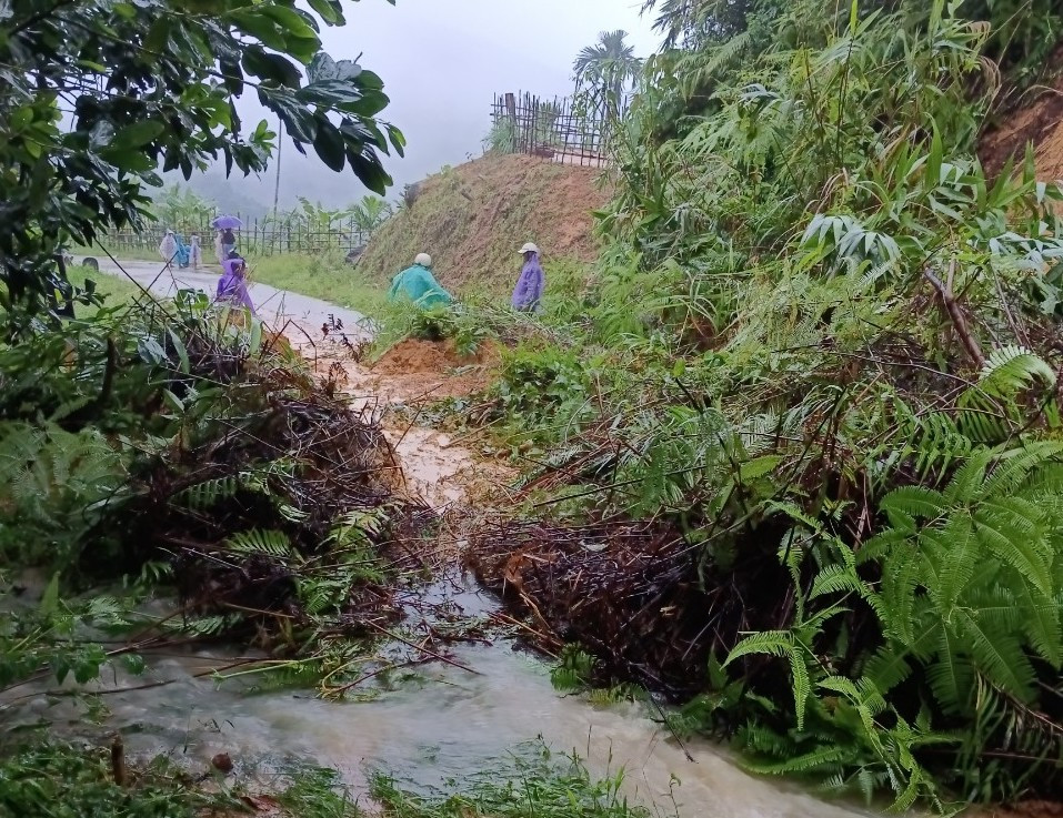 Mưa lớn gây ngập nặng, sạt lở đất ở Quảng Nam, Quảng Ngãi-4