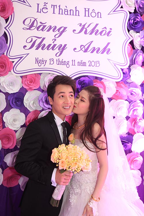 Hoa cầm tay của vợ chồng Đăng Khôi sau 10 năm cưới lại: Điểm xuyết linh lan trắng - loại hoa lọt top đắt nhất thế giới-4