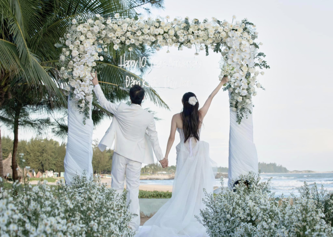 Hoa cầm tay của vợ chồng Đăng Khôi sau 10 năm cưới lại: Điểm xuyết linh lan trắng - loại hoa lọt top đắt nhất thế giới-5