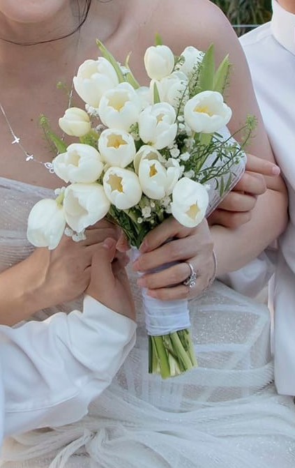 Hoa cầm tay của vợ chồng Đăng Khôi sau 10 năm cưới lại: Điểm xuyết linh lan trắng - loại hoa lọt top đắt nhất thế giới-3