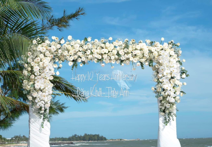 Hoa cầm tay của vợ chồng Đăng Khôi sau 10 năm cưới lại: Điểm xuyết linh lan trắng - loại hoa lọt top đắt nhất thế giới-2