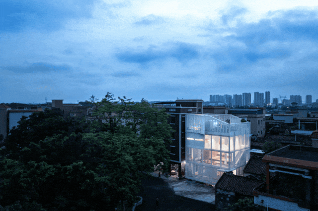 Ngôi nhà gây sốt vì có thiết kế khác người: 3 mặt tường trong suốt, đứng bên ngoài có thể nhìn thấu bên trong-1