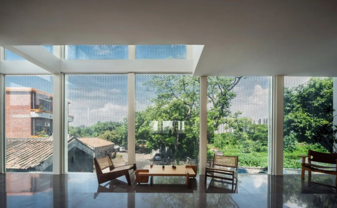 Ngôi nhà gây sốt vì có thiết kế khác người: 3 mặt tường trong suốt, đứng bên ngoài có thể nhìn thấu bên trong-4