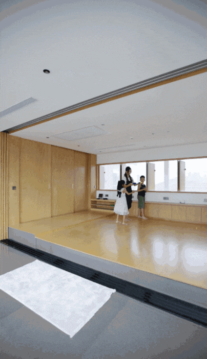 Ngôi nhà gây sốt vì có thiết kế khác người: 3 mặt tường trong suốt, đứng bên ngoài có thể nhìn thấu bên trong-5