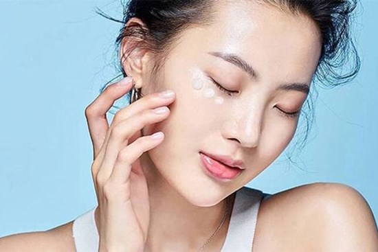 Cách chăm sóc vùng da mỏng dưới mắt