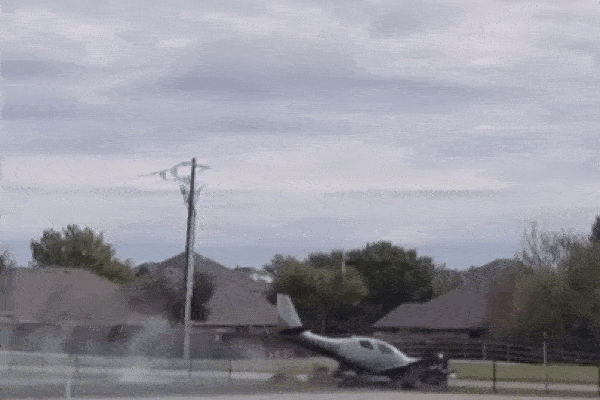 Khoảnh khắc máy bay lao thẳng xuống đất, bốc cháy tại triển lãm hàng không-1