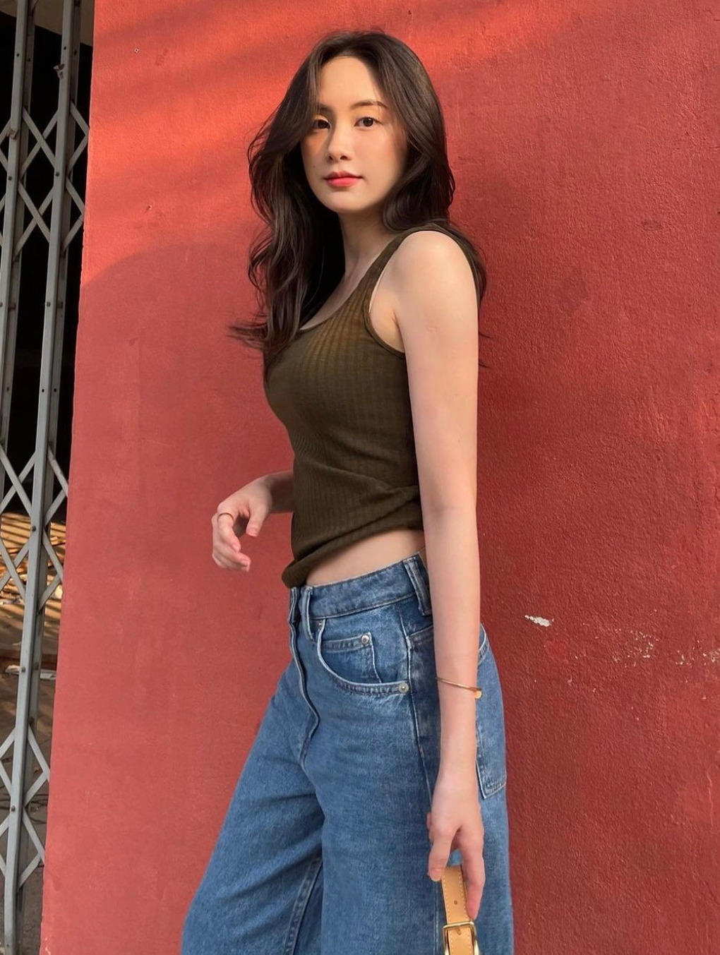 Vẻ ngoài xinh đẹp, nóng bỏng của hot girl Lào gốc Việt gây sốt mạng-5