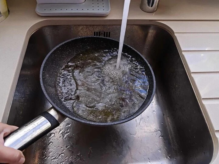Vì sao không nên rửa chảo dầu mỡ bằng nước nóng?-1