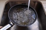 Cách loại bỏ cặn bẩn trên vòi rửa-4