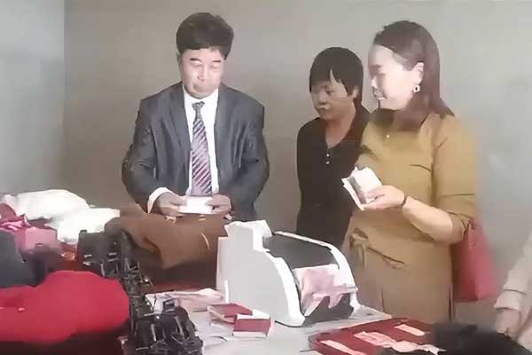 Cãi nhau với tài xế, người phụ nữ nhảy khỏi taxi đang chạy-1