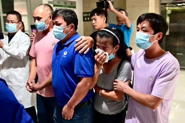 Mất cả gia đình, người đàn ông Trung Quốc hiến tạng con gái cứu 5 người-2