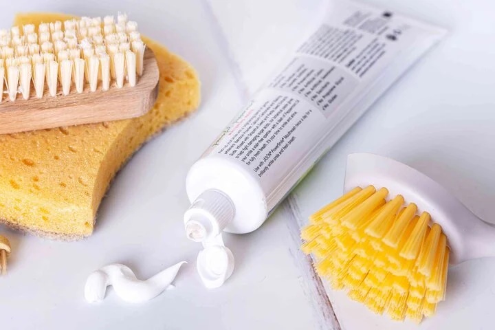 Cách loại bỏ cặn bẩn trên vòi rửa-2