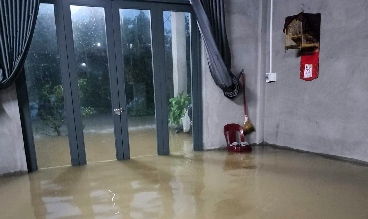 Lũ sông Hương lên nhanh trong đêm, người dân TP Huế thức trắng ứng phó-2