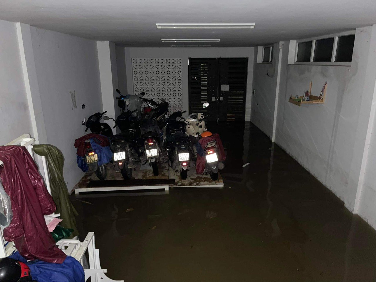 Lũ sông Hương lên nhanh trong đêm, người dân TP Huế thức trắng ứng phó-5