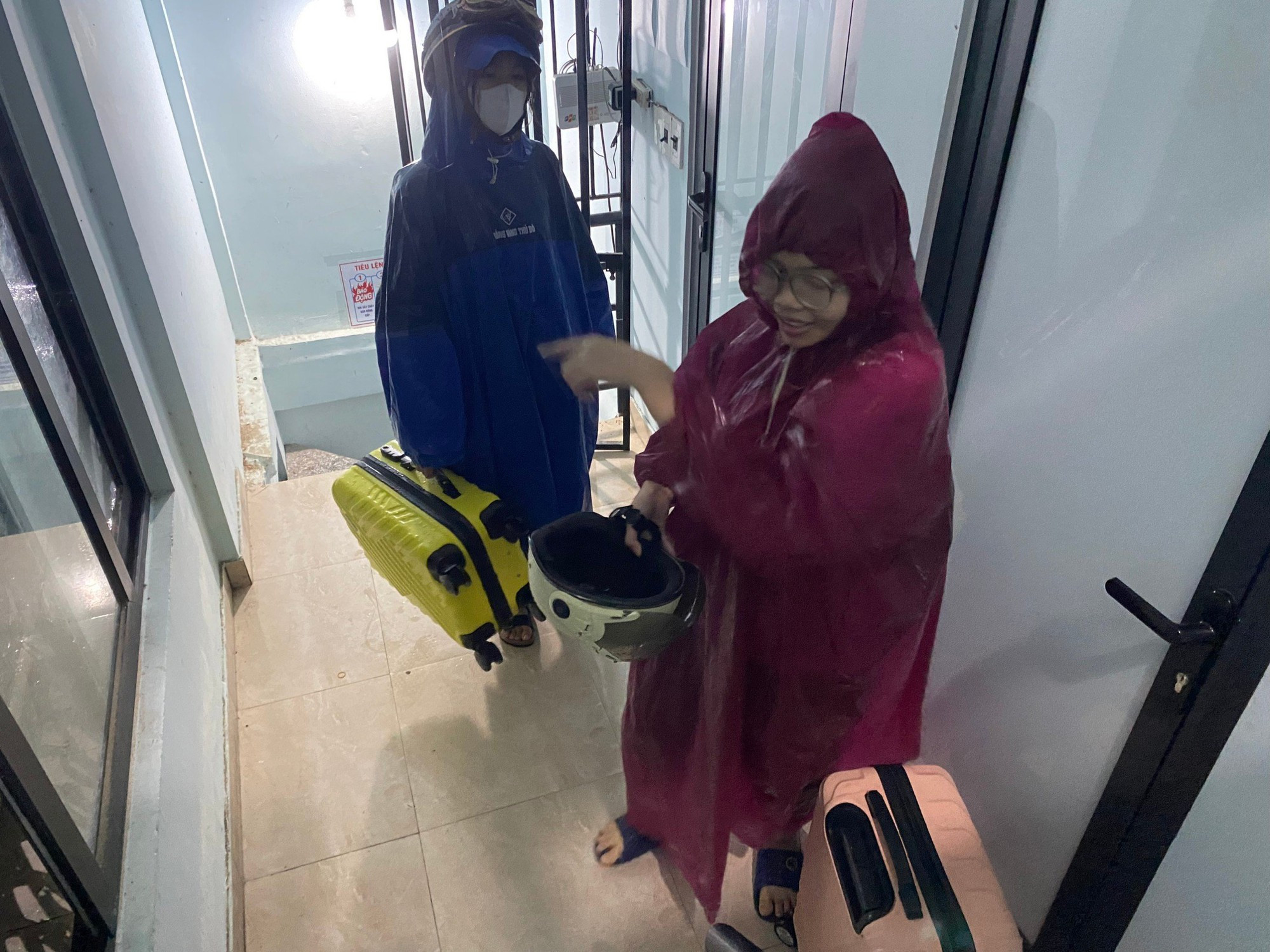 Lũ sông Hương lên nhanh trong đêm, người dân TP Huế thức trắng ứng phó-6