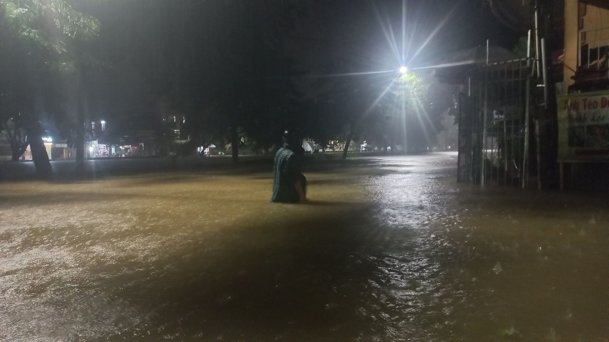 Lũ sông Hương lên nhanh trong đêm, người dân TP Huế thức trắng ứng phó-8