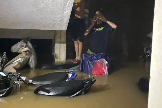 Lũ sông Hương lên nhanh trong đêm, người dân TP Huế thức trắng ứng phó