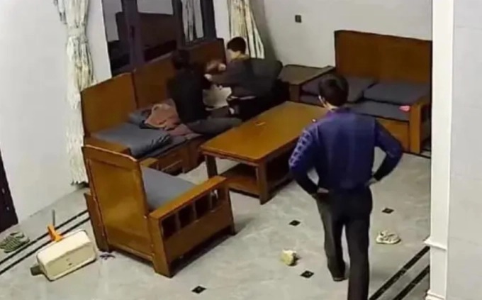 Chứng kiến hành động luân phiên của ông bà nội với con gái 3 tuổi, người mẹ dứt khoát đòi ly hôn-2