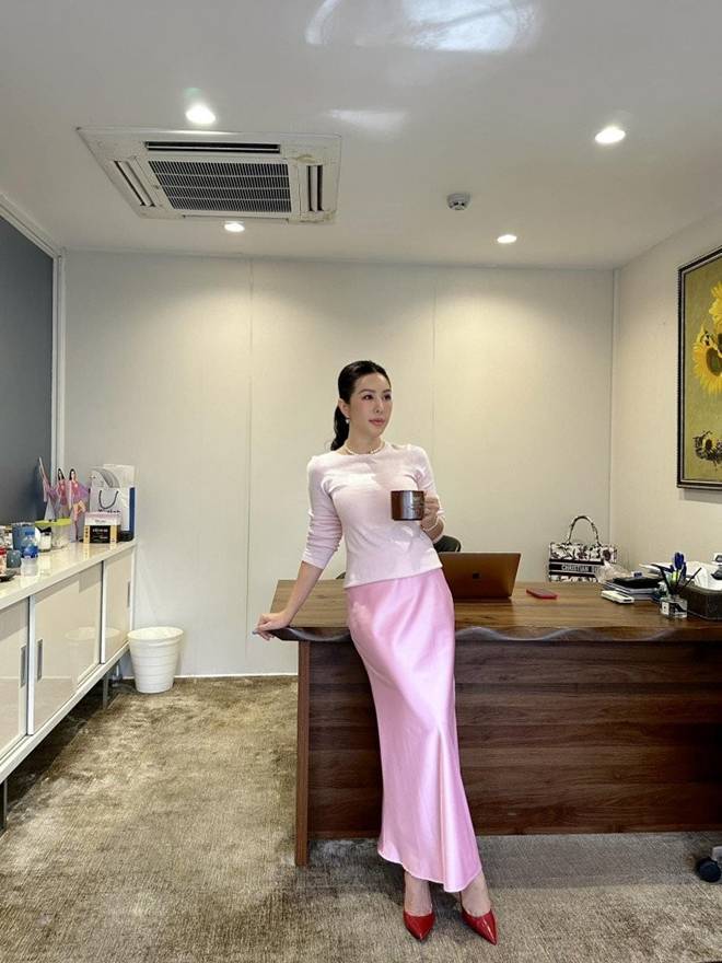 Hoa hậu Thu Hoài khoe không gian uống cafe đẹp như mơ, biệt thự nào cũng đẳng cấp-1