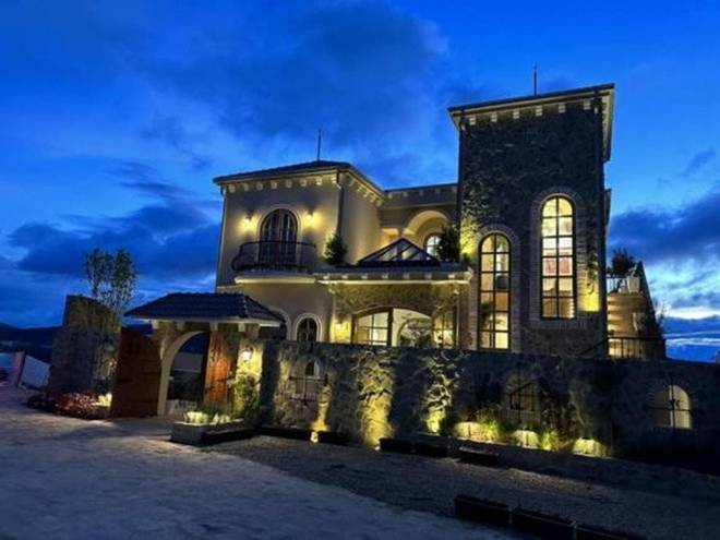 Hoa hậu Thu Hoài khoe không gian uống cafe đẹp như mơ, biệt thự nào cũng đẳng cấp-11