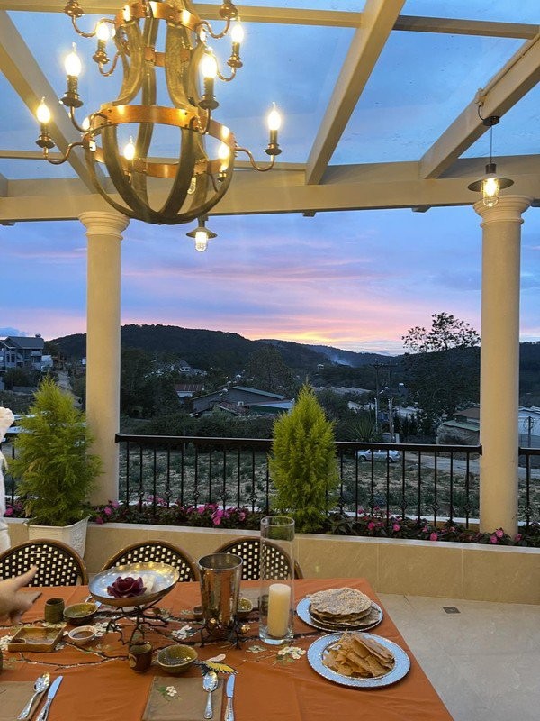 Hoa hậu Thu Hoài khoe không gian uống cafe đẹp như mơ, biệt thự nào cũng đẳng cấp-13