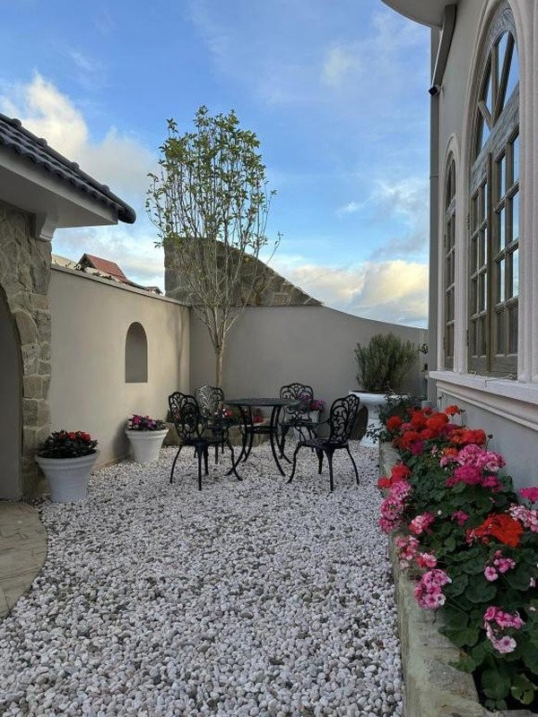 Hoa hậu Thu Hoài khoe không gian uống cafe đẹp như mơ, biệt thự nào cũng đẳng cấp-14