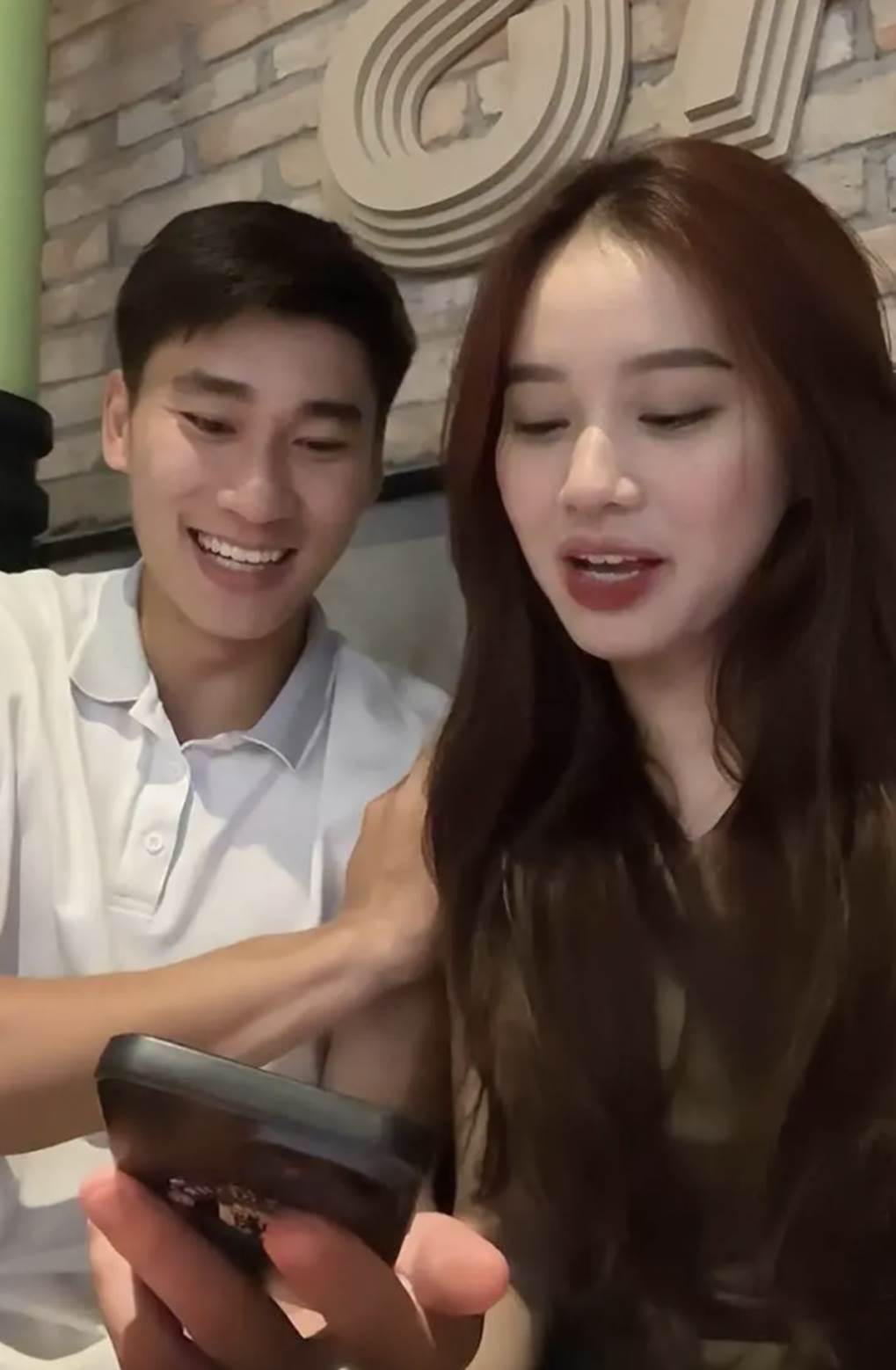 Bạn gái hotgirl khoe ảnh tại Nhật Bản, tiền đạo ĐT Việt Nam khen hết lời nhưng nhận cái kết đắng-7