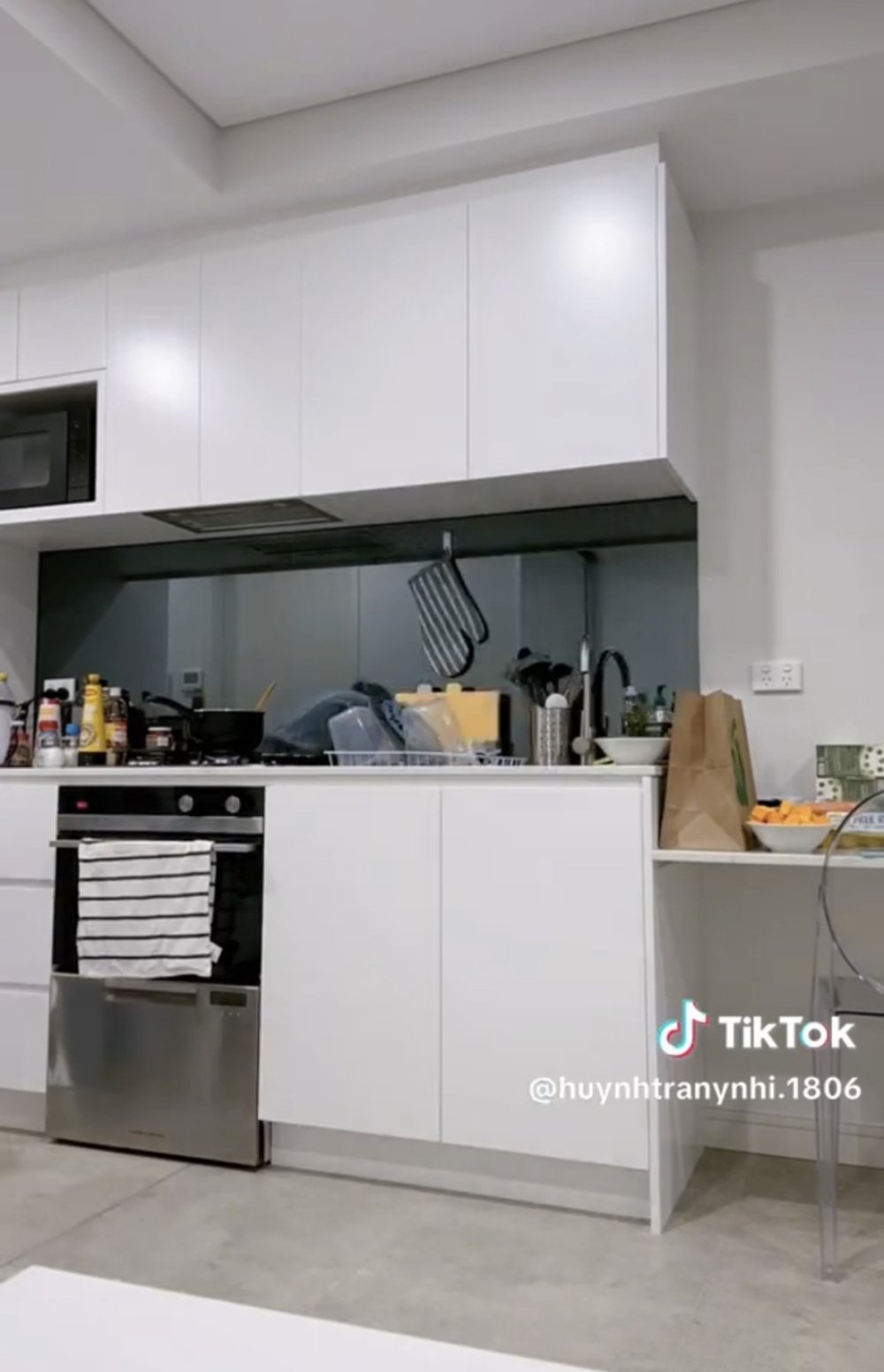 Hoa hậu Ý Nhi hé lộ không gian sống tại Úc, tự tay làm 1 việc gây ấn tượng-1