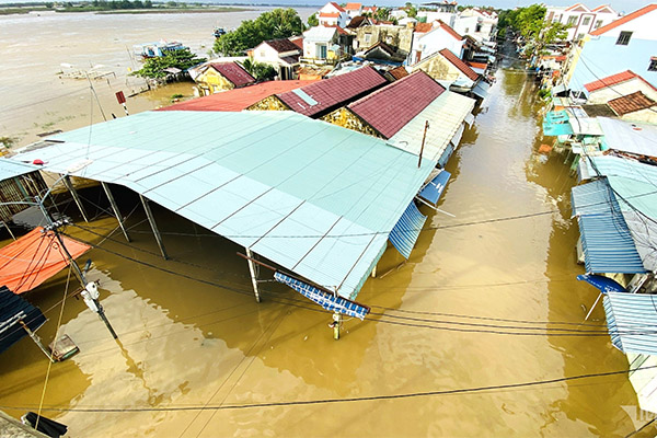 5 ngày đón 2 đợt lũ, dân phố cổ Hội An quay cuồng dọn bùn non-12